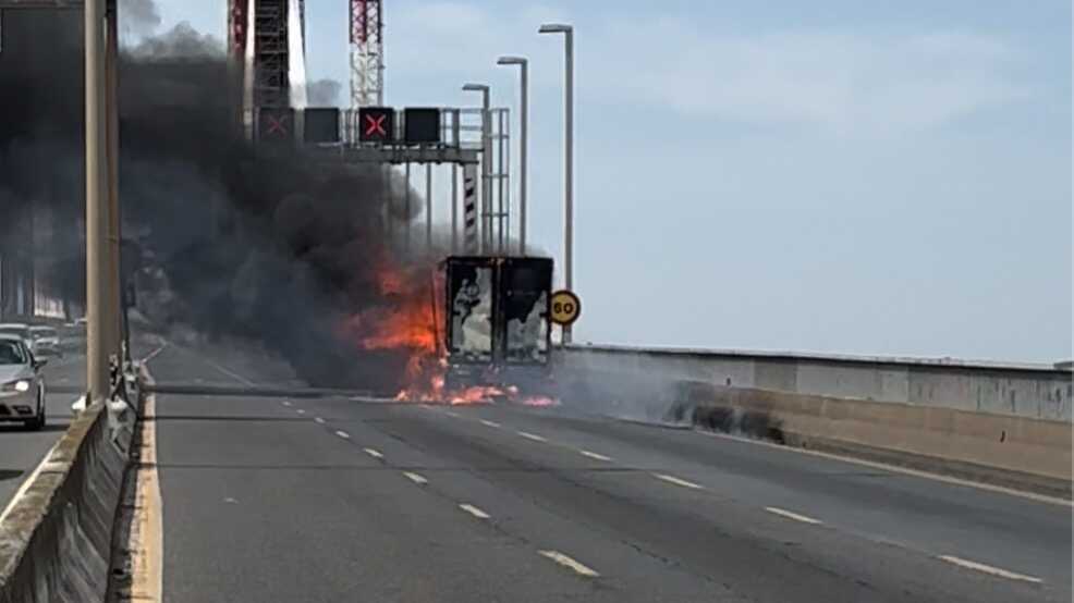 El incendio de un camión obliga cortar un carril en el puente del Centenario sentido Huelva