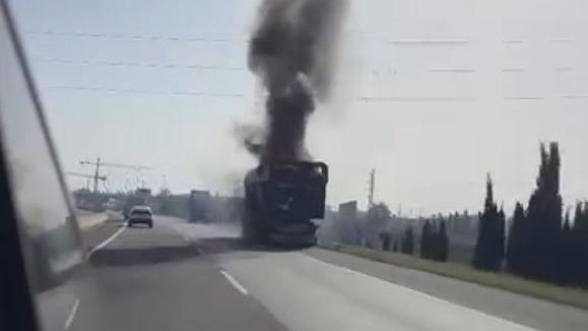 Un incendio quema el remolque de un camión en la Ll-11 en Lleida