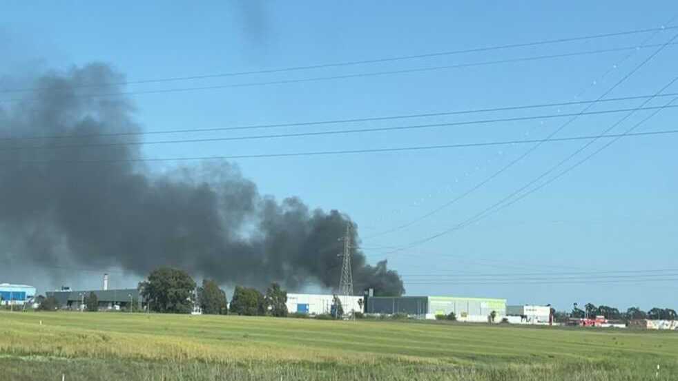 Sale ardiendo una grúa en el Parque Huelva Empresarial: el incendio sigue activo