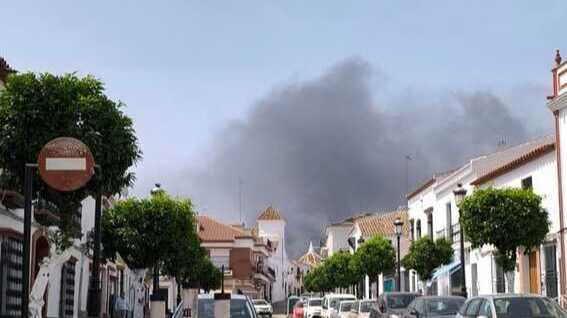 Incendio en antigua escombrera de Huelva genera intensa columna de humo y moviliza a Consorcio Provincial de Bomberos y Plan Infoca