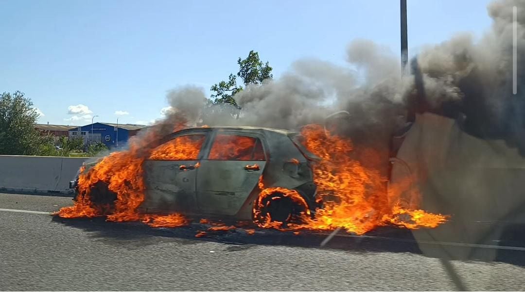 Arde un coche en la autopista de Inca, a la altura del centro comercial Alcampo, en pleno Viernes Santo