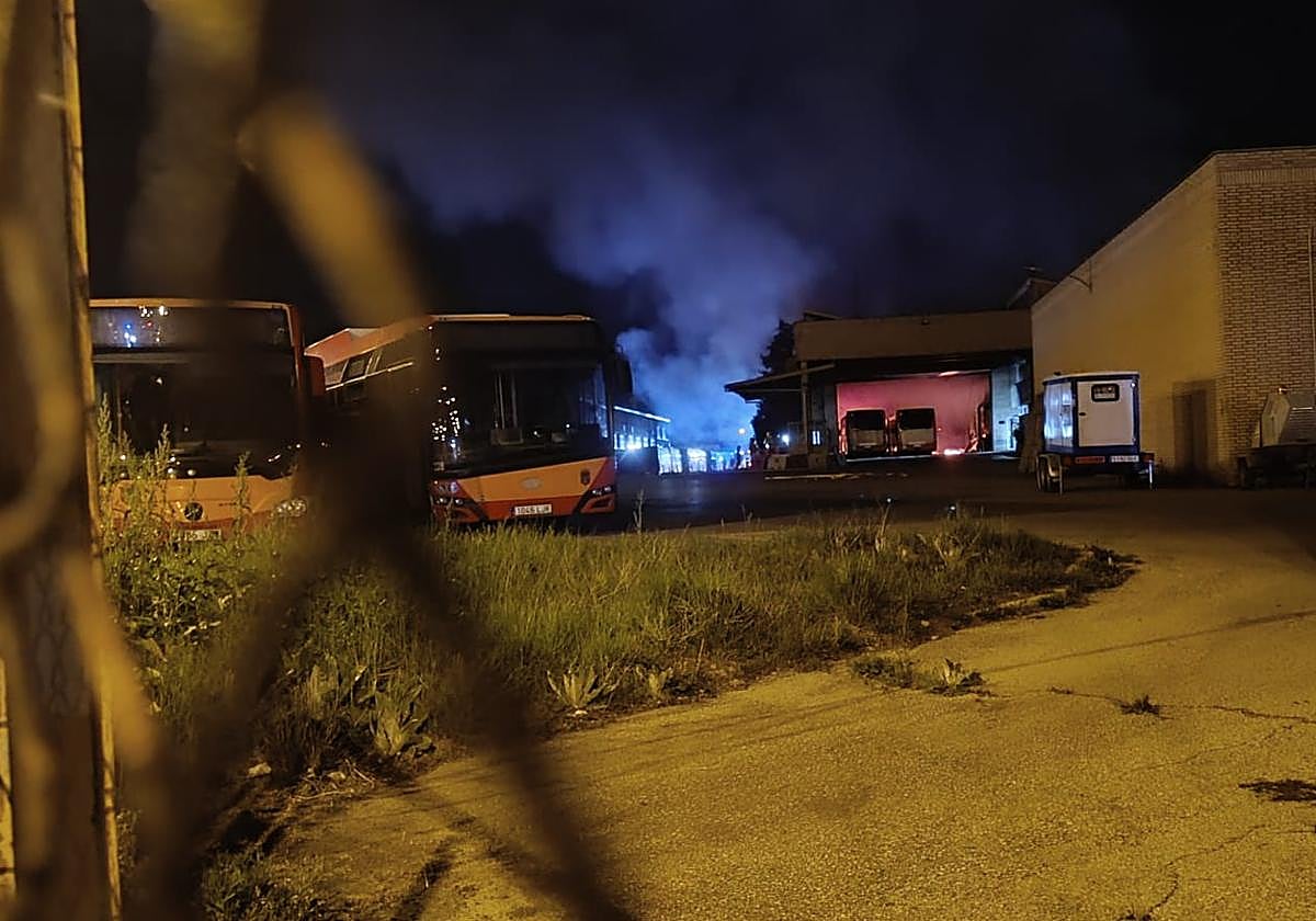 Decenas de avisos por las llamas y explosiones del incendio en las cocheras de los autobuses urbanos de Burgos
