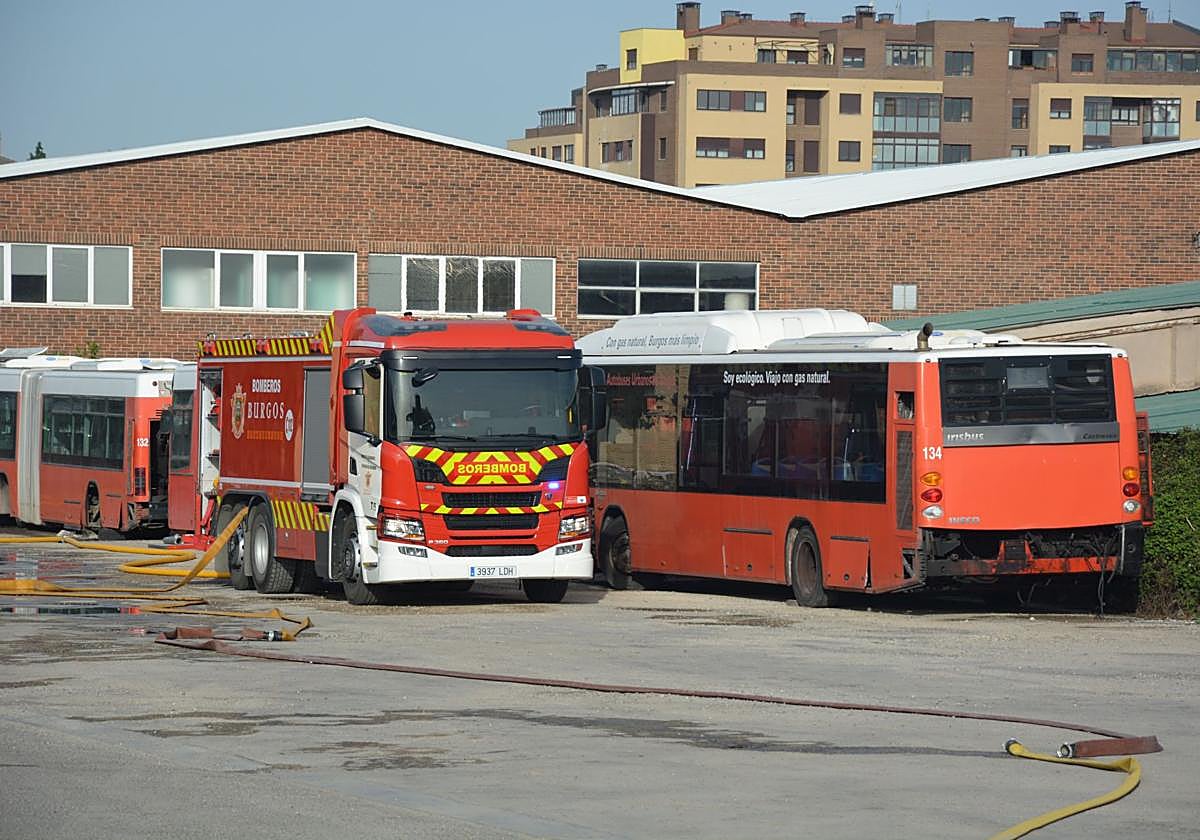 Los Bomberos de Burgos no descartan ninguna hipótesis sobre el origen de un incendio «muy complejo»