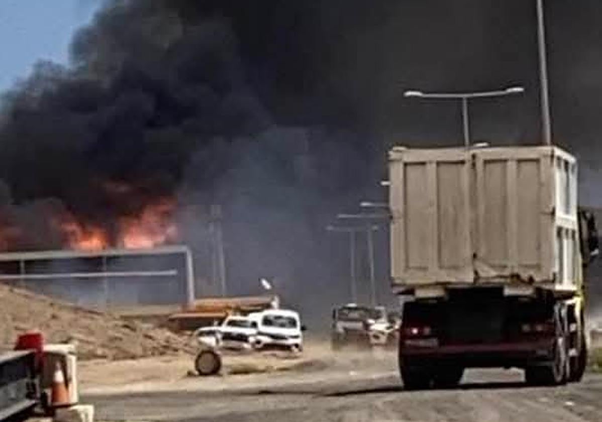 Incendio en complejo ambiental de Zurita en Fuerteventura: Bomberos intervienen en la zona de papel y cartón
