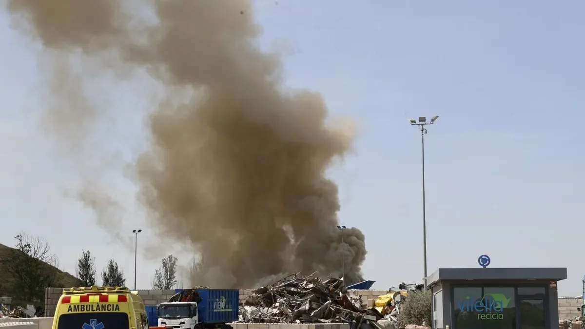Gran columna de humo al arder colchones en una planta en la Ll-11