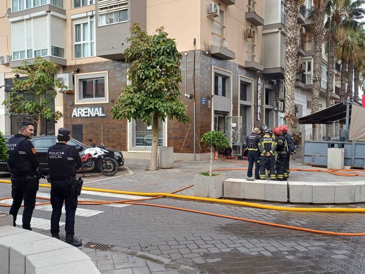 Un aparatoso incendio en una conocida cafetería del Industrial obliga al desalojo de los vecinos