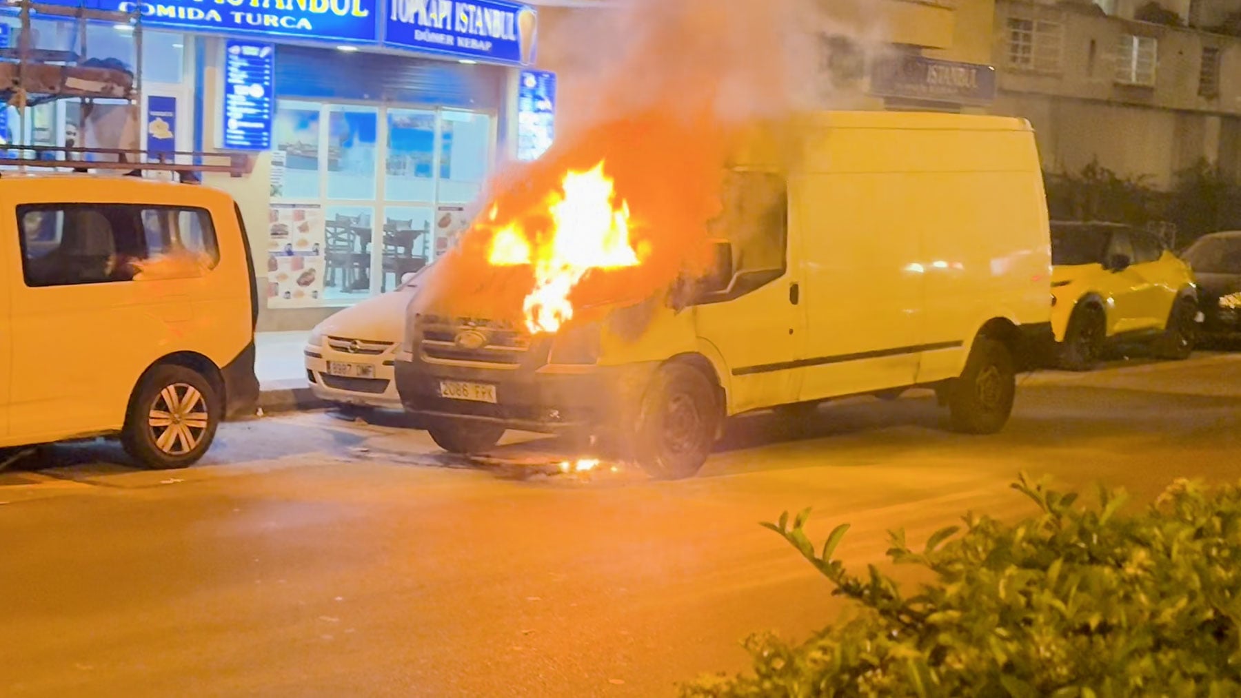 Aparatoso incendio en Palma: una furgoneta acaba envuelta en llamas tras sufrir una avería en plena calle