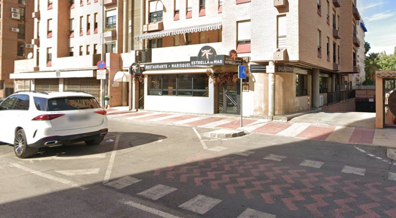 Un incendio en una marisquería del barrio del Infante en Murcia pone en alerta a los vecinos