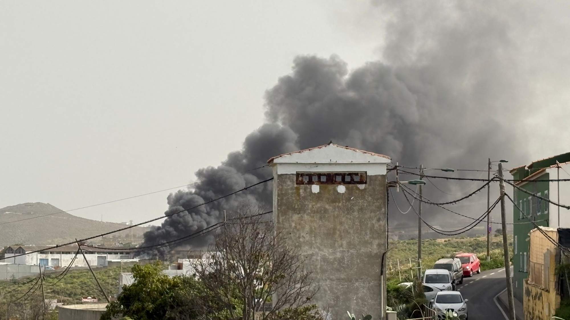 Incendio en nave de caravanas en Telde provoca alarma entre vecinos