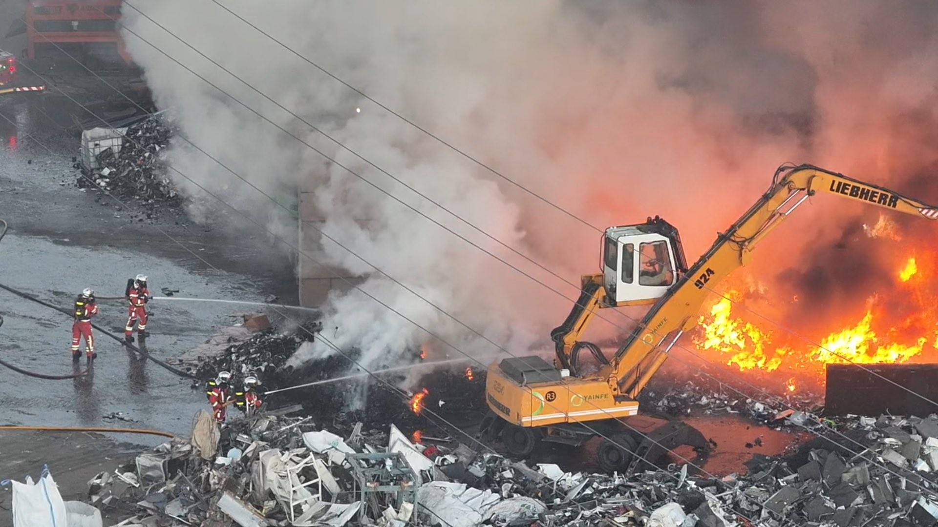 Incendio en planta de reciclaje de Torrejón de Velasco: Bomberos de Madrid trabajan en la extinción