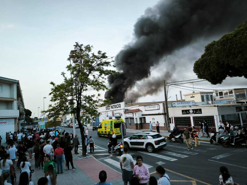 Alarma en Punta Umbría tras el incendio en un tallar de chapa y pintura