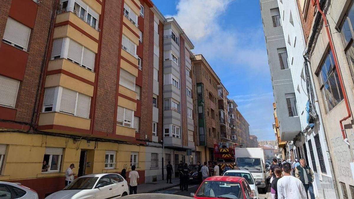 Incendio en una vivienda de la calle Pérez Galdós, en la ciudad de León.