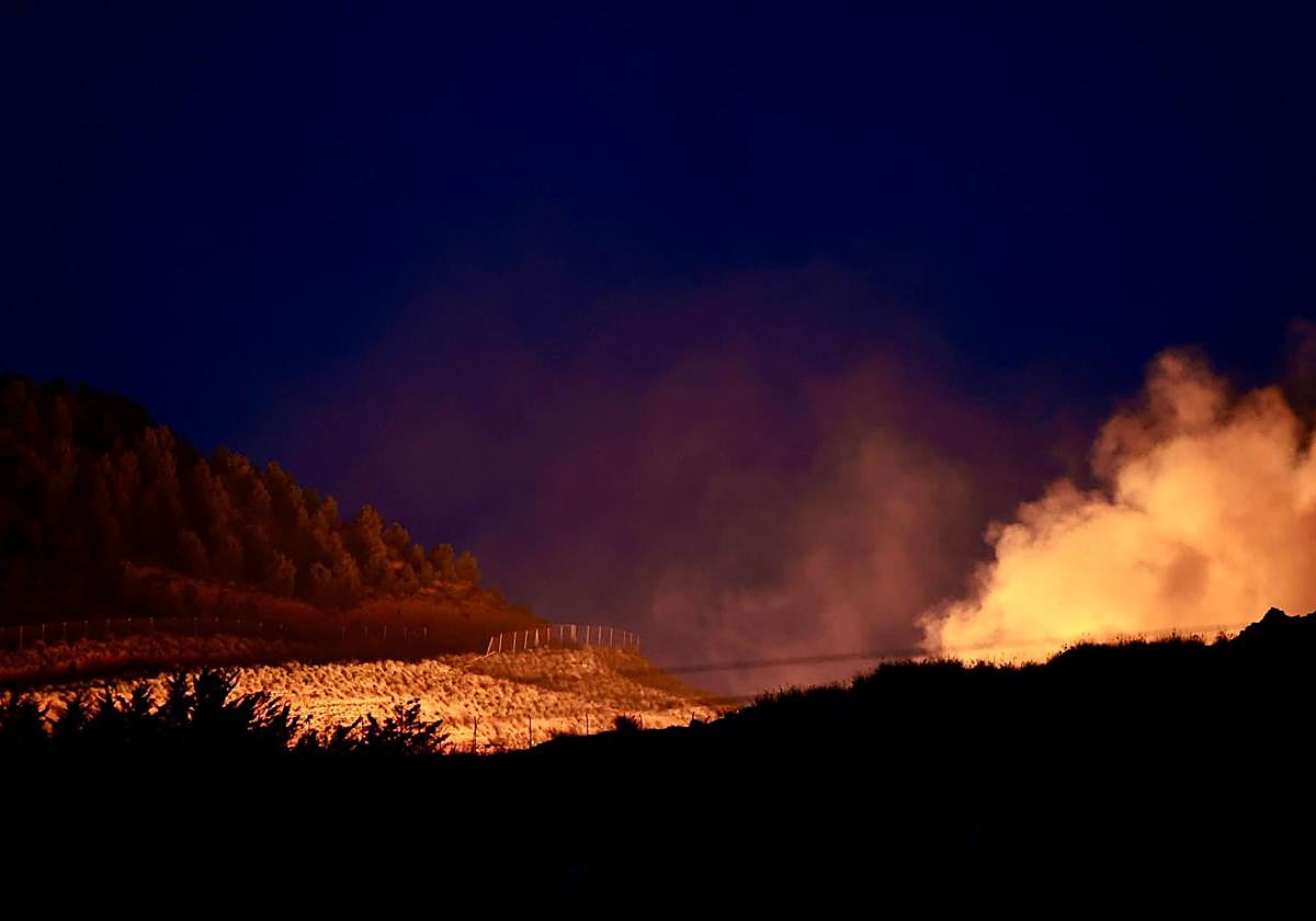 Incendio en vertedero de Nájera: trabajan para sofocar el fuego
