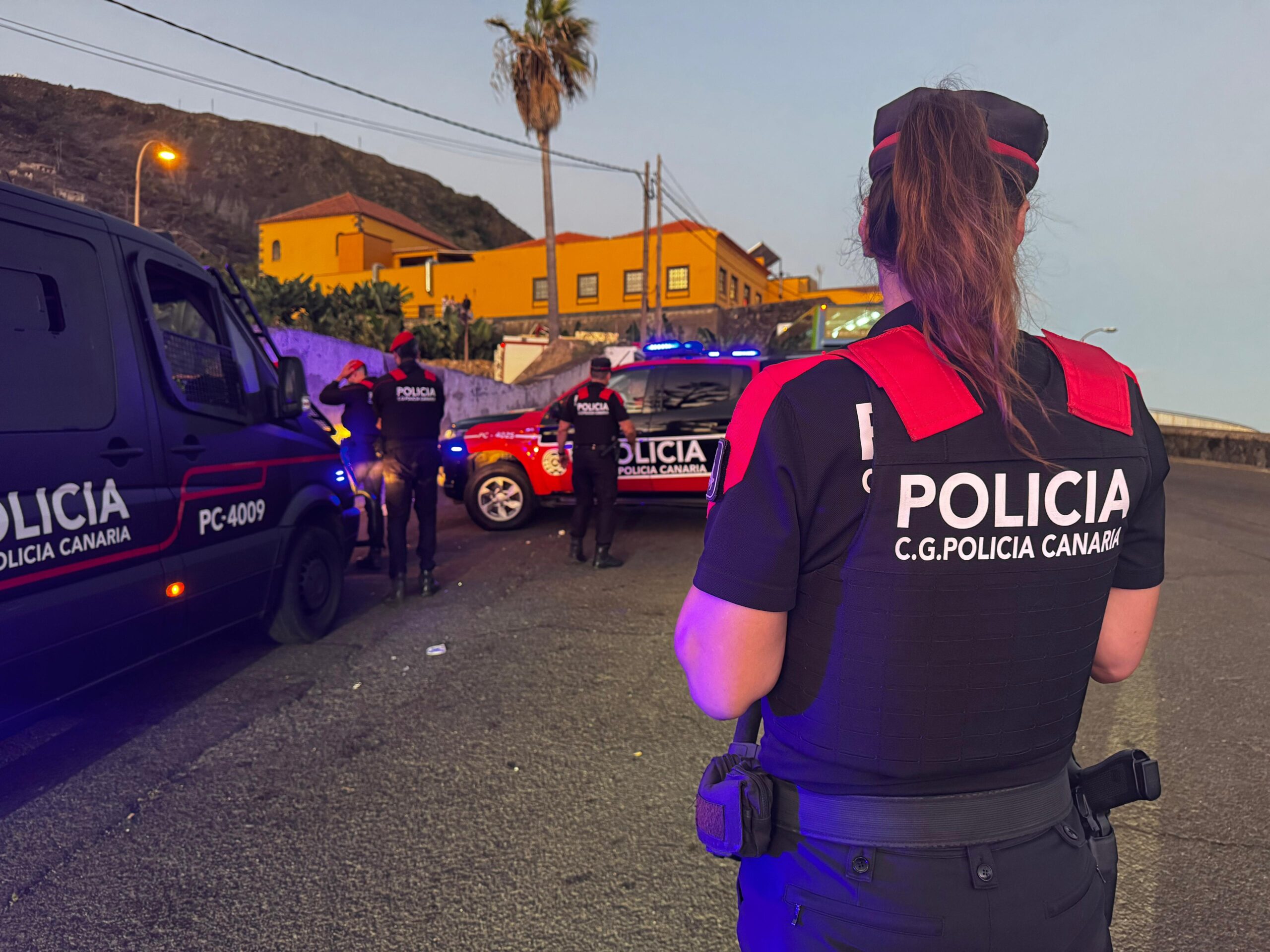 La Policía Autonómica reduce a un hombre armado con un hacha tras atrincherarse en una vivienda de Las Palmas de Gran Canaria