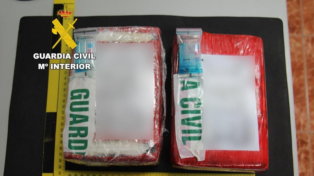 Paquetes de cocaína que sumaron algo más de dos kilos, localizados ocultos en un coche inspeccionado.