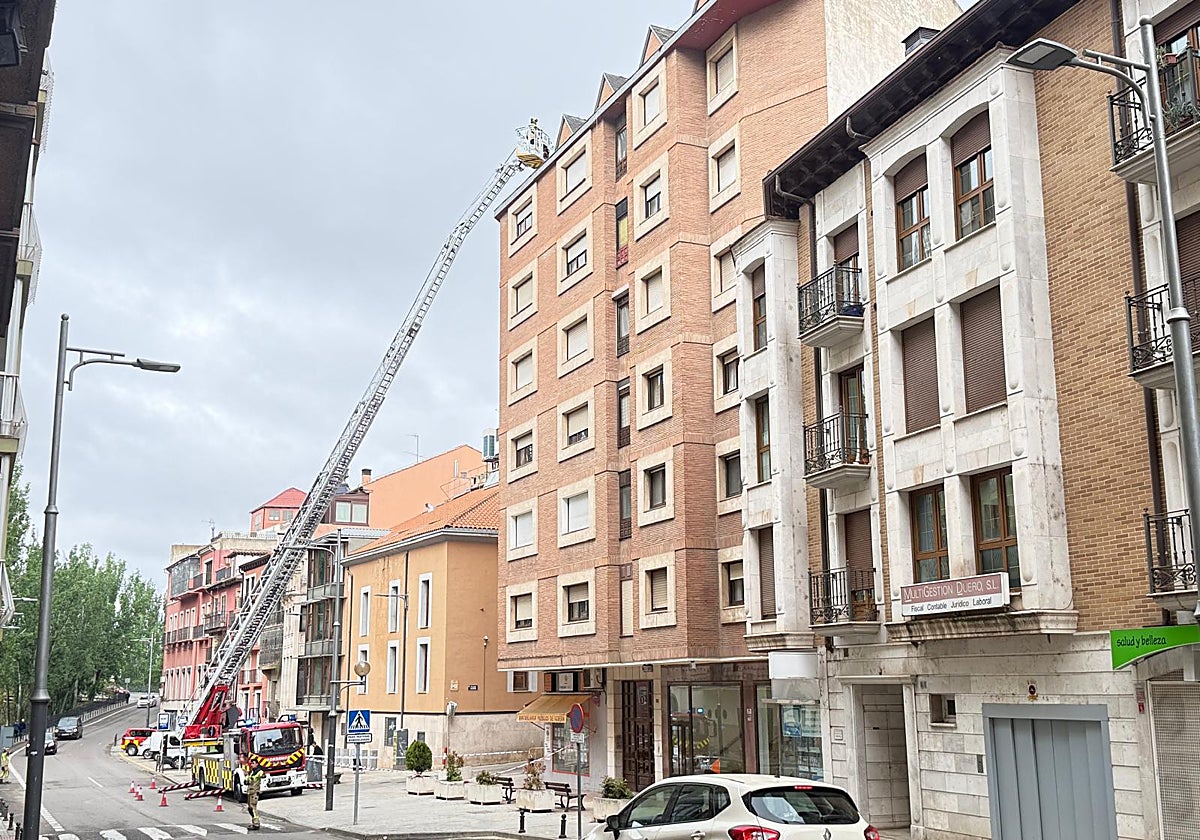 Intervención espectacular de bomberos en el centro de Aranda para evitar accidentes con tejas sueltas.