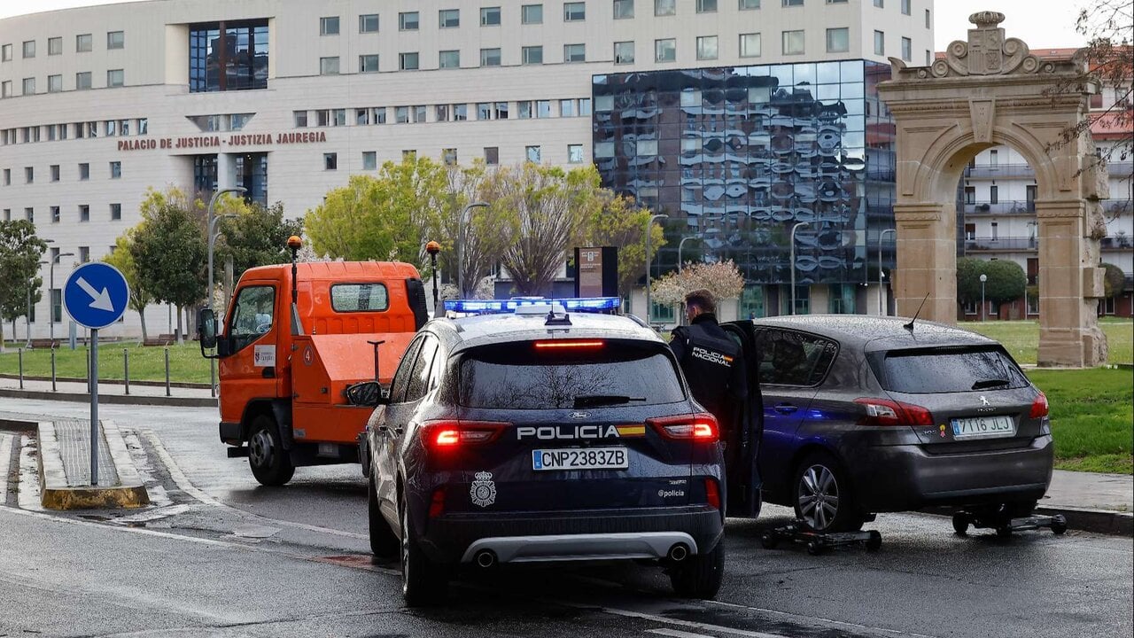 La Justicia investiga al encapuchado que dejó una maleta junto al Palacio de Justicia de Pamplona y desató la alarma