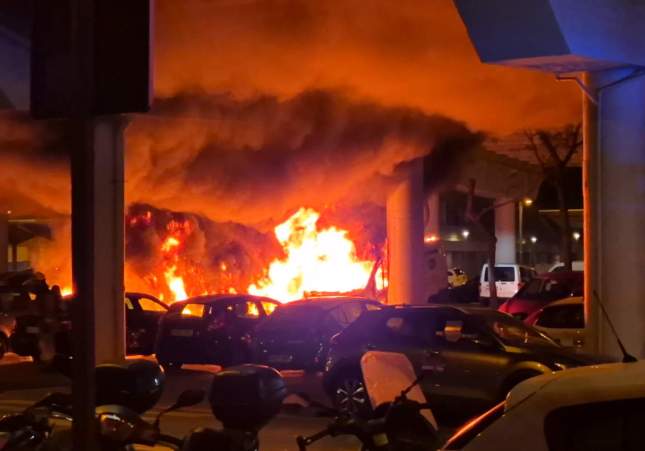 Investigan incendio que calcinó siete coches en Sant Adrià del Besòs