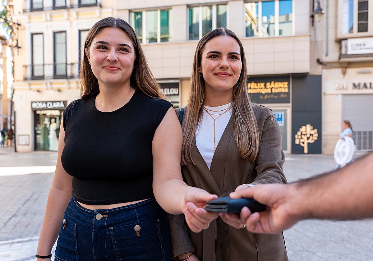«Cuando ves una cartera con tanto dinero, es tentador quedártela, pero nos pusimos en la piel de la otra persona»