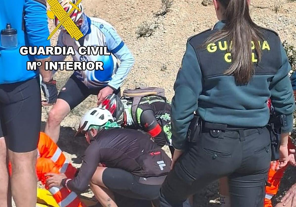 Auxilian a un ciclista herido tras una caída en el sur de Burgos