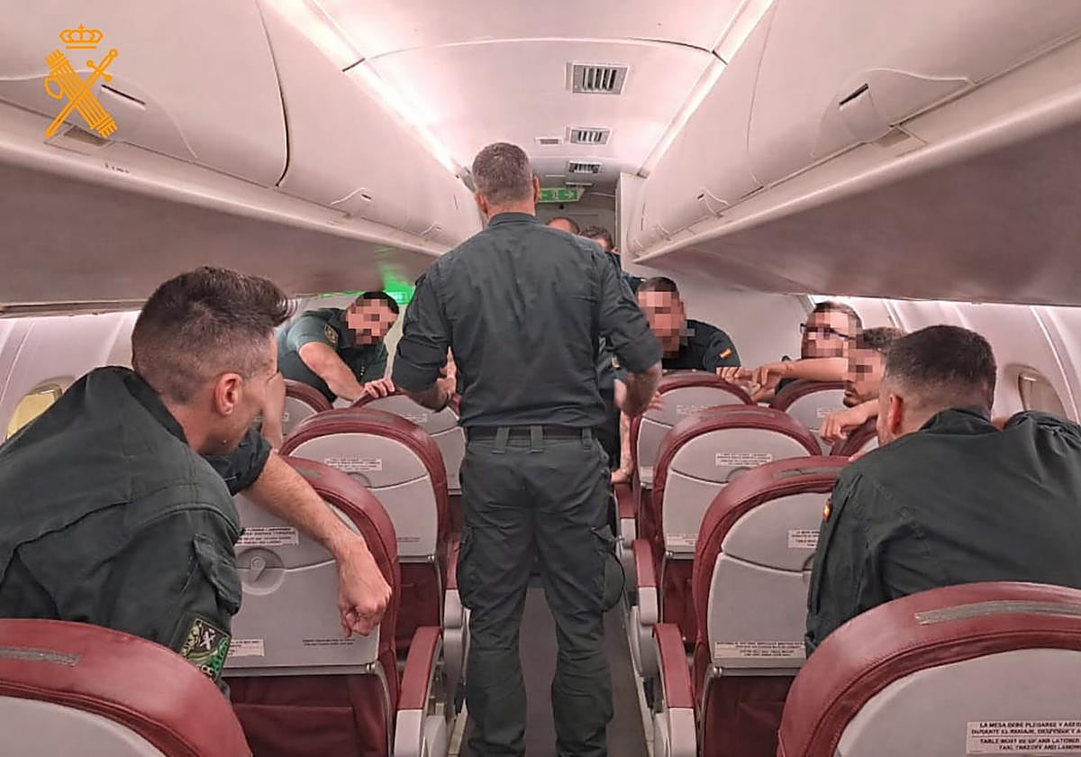 La Guardia Civil y Binter firman acuerdo para mejorar formación en seguridad aérea ante pasajeros conflictivos