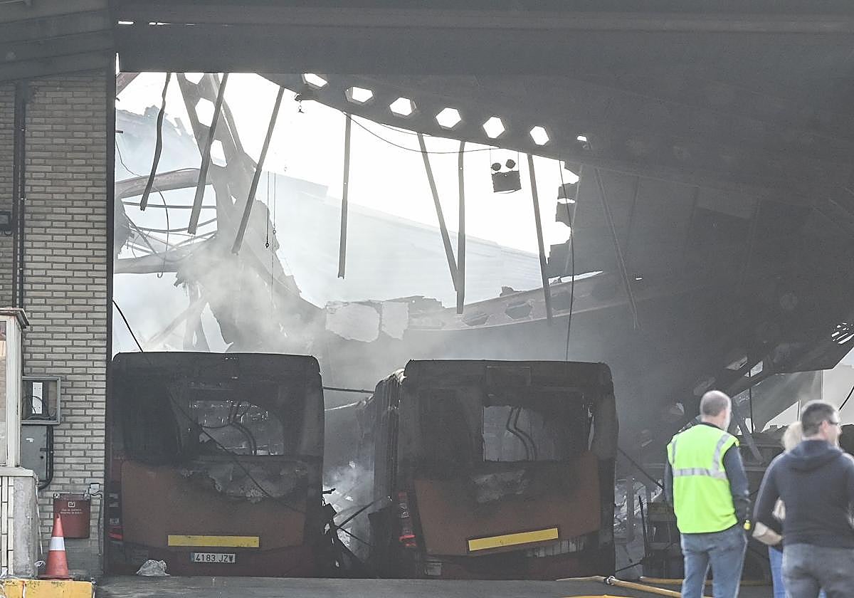 Buscan buses en Castilla y León para «mitigar» la situación del transporte público en Burgos tras el incendio de su cochera