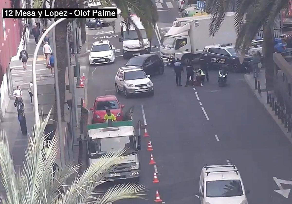 Un herido tras un accidente entre una moto y un coche en Olof Palme