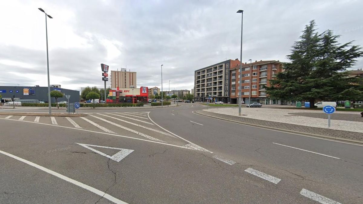 Rotonda cercana a Carrefour en la confluencia entre Fernández Ladreda y Miguel Castaño.