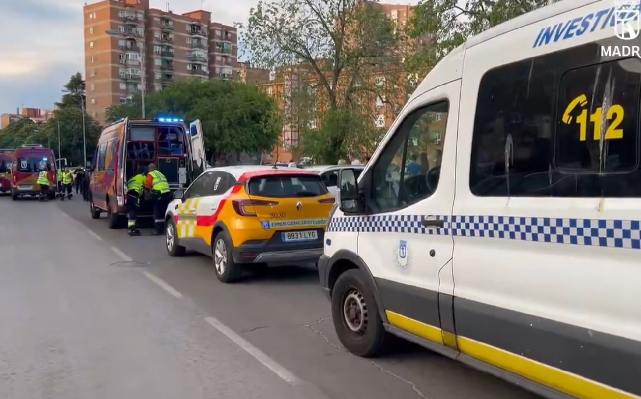 Niño de 2 años en estado grave tras ser atropellado por un turismo en Madrid, mientras una mujer choca con un patinete en Aravaca.