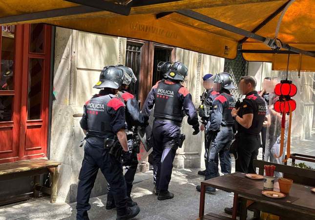 Nuevo incidente con armas blancas en pleno Sant Jordi en Barcelona: un hombre ataca a otro con un machete en la calle Diputació