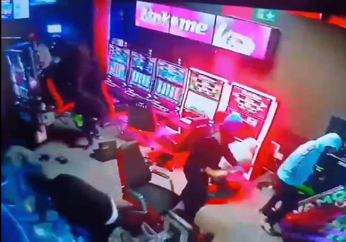 Atraco de película en Telde: 11 encapuchados asaltan un salón de juegos con mazas y patas de cabra