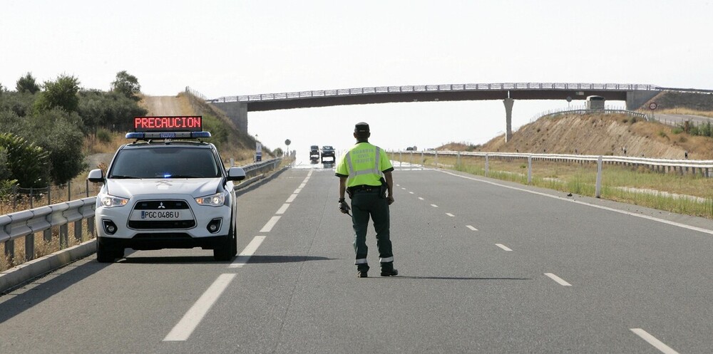 Lanzan una piedra desde un puente en la Autovía de los Viñedos