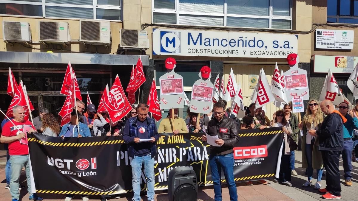 Imagen de la protesta contra la alta siniestralidad en la ciudad de Ponferrada por parte de UGT y CCOO.