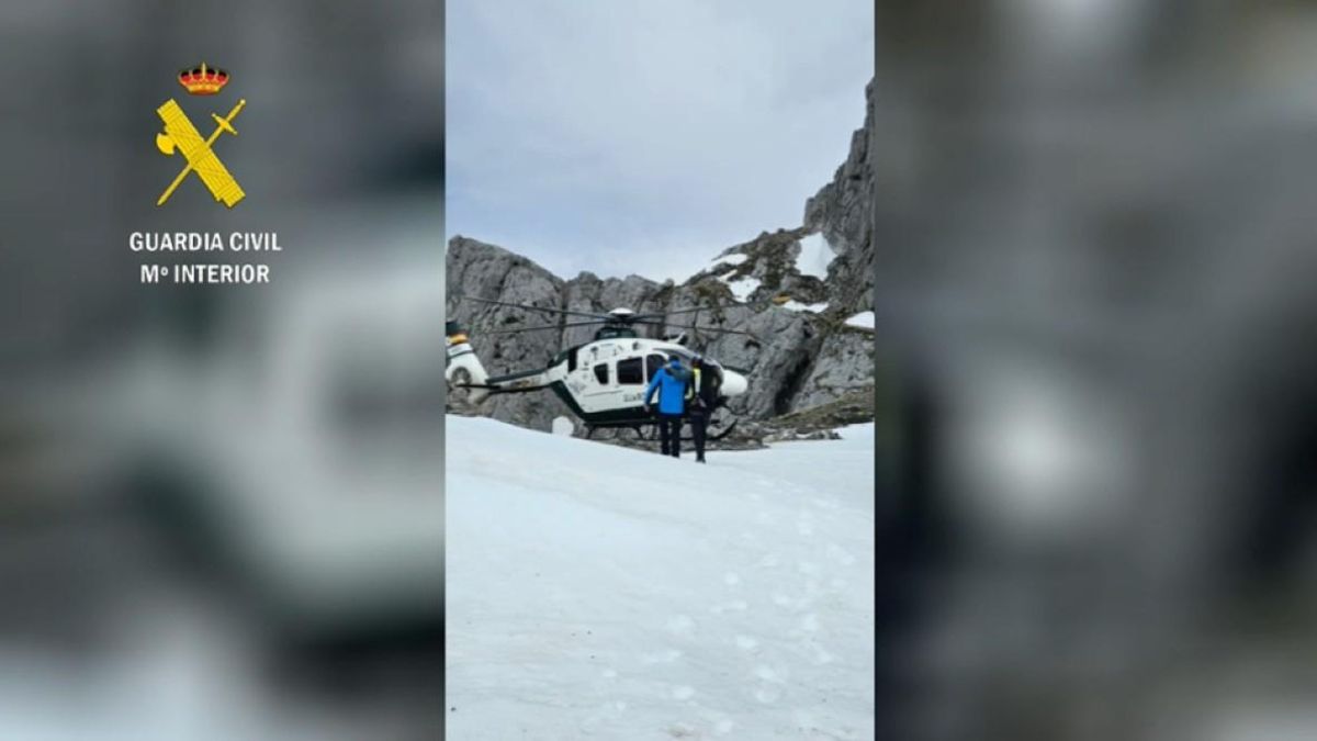 Rescatan a dos montañeros en Picos de Europa tras quedar bloqueados por la nieve en Collado Jermoso.
