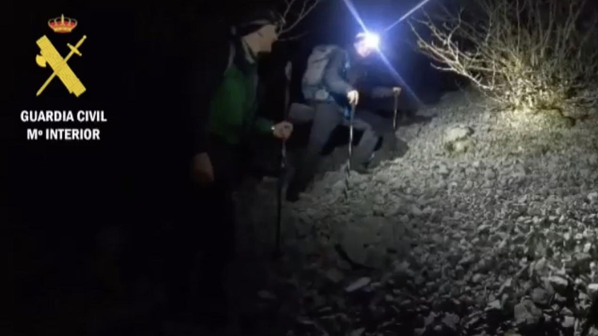 Rescatan de madrugada a un montañero de 19 años desorientado y sin agua en Picos de Europa.