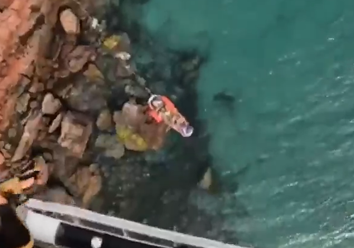 Rescatan a un pescador con problemas de salud en una zona de díficil acceso en la Playa del Burrero, Ingenio