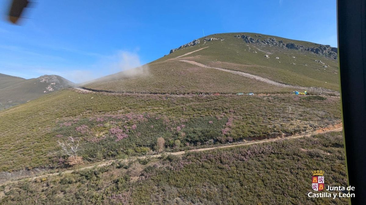 Rescatan a un motorista herido tras caer por un desnivel en una pista forestal en Peranzanes.