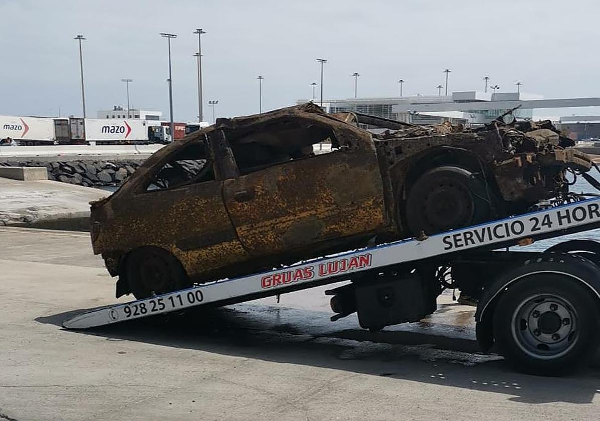 Rescatan en el Puerto de Las Palmas un coche que cayó al mar tras caerse de la rampa de un barco hace un año