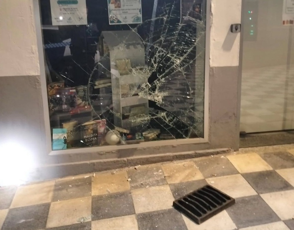 Roban en una librería de la calle Escultor Jamete tras destrozar su escaparate