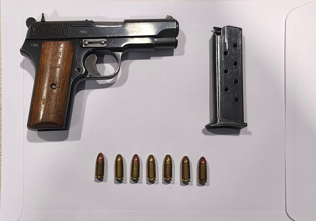 Un joven encapuchado encañona a un policía cuando se acercó a identificarlo en Mijas