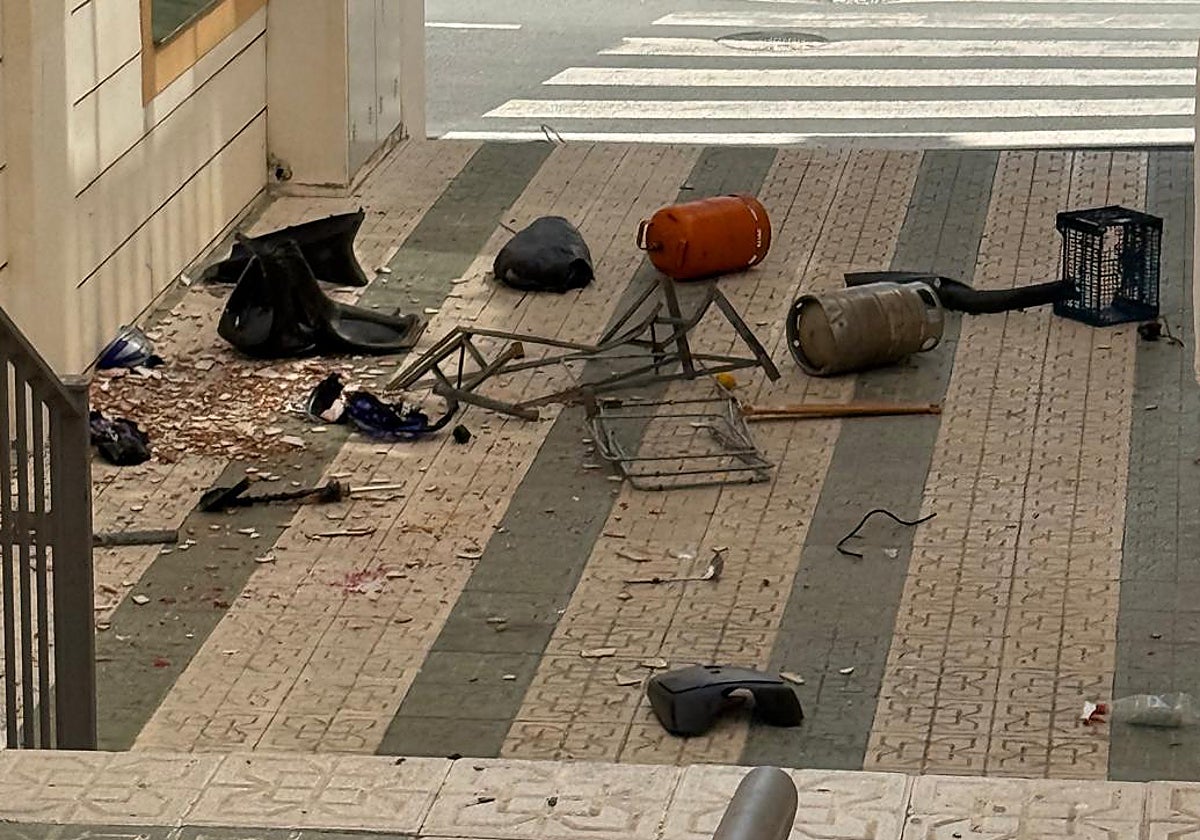 Dos detenidos en Nerja tras lanzar bombonas desde un tercer piso contra la Policía Local