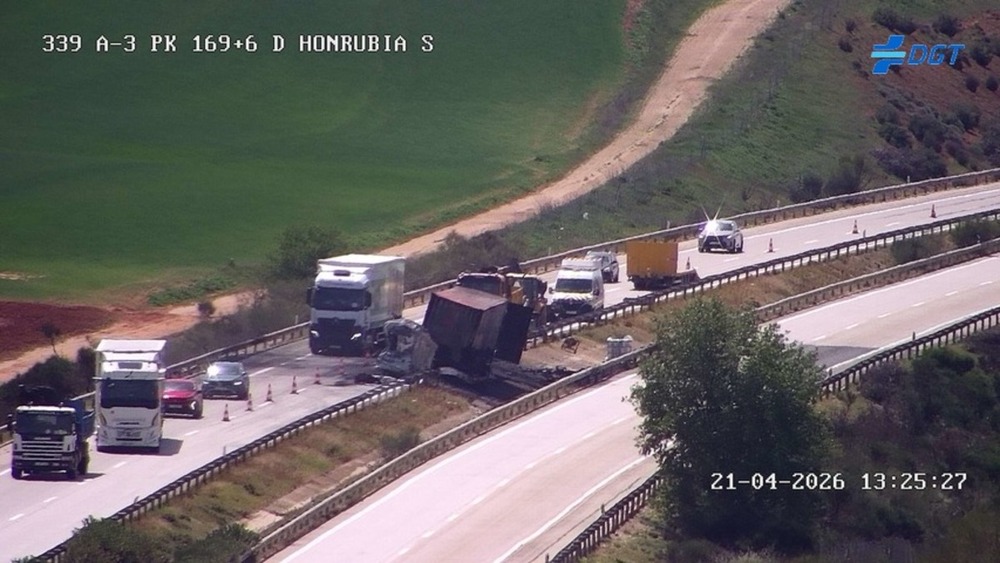 Tráfico restablecido en la A-3 tras accidente de dos camiones en Honrubia