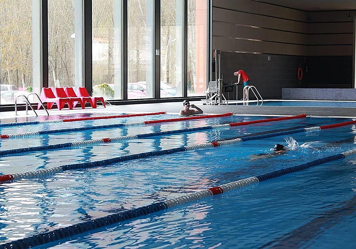 Tragedia en Aquanájera: mujer fallece tras sufrir un ictus mientras nadaba