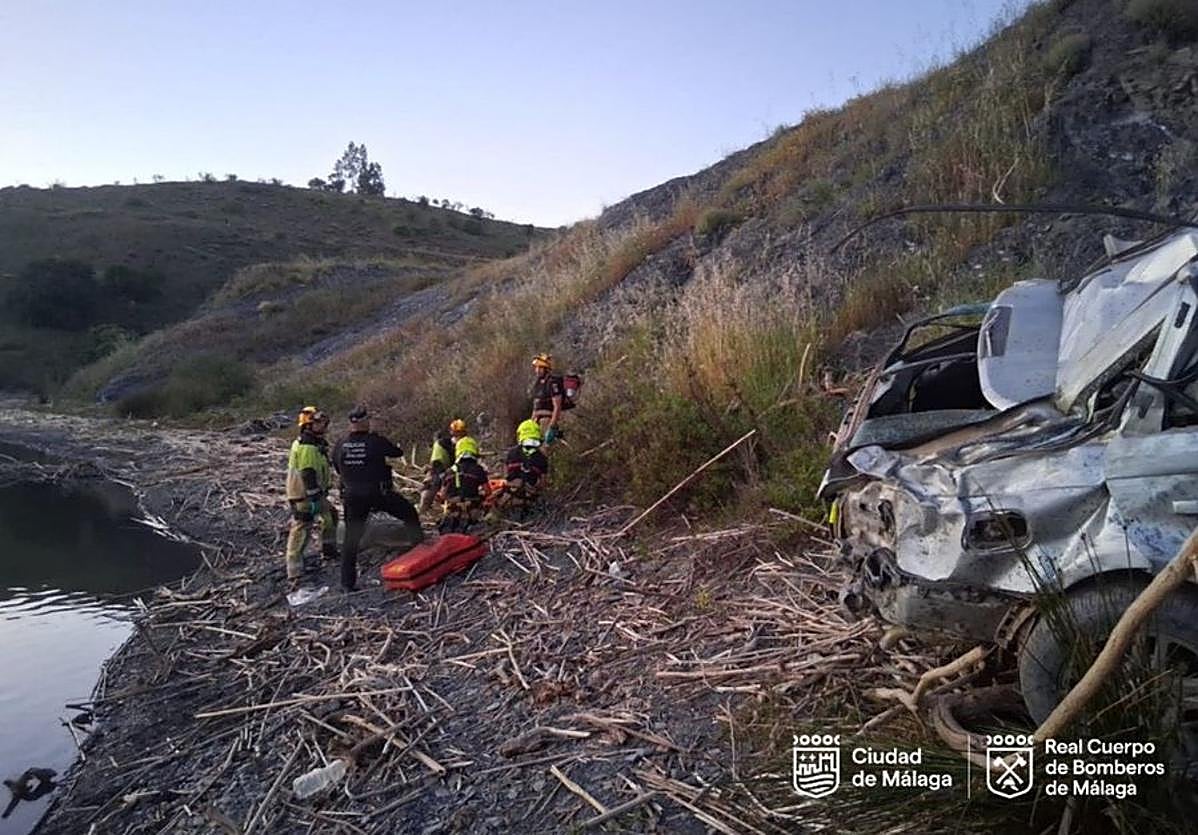 Trágico accidente en Málaga: un hombre muere y su hijo de 11 años resulta herido tras caer su coche por un desnivel en Campanillas
