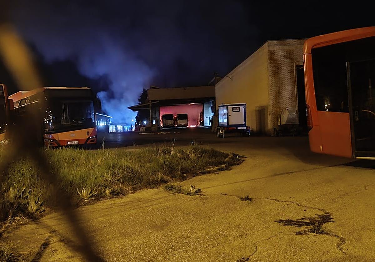 Un incendio arrasa parte de la flota de autobuses urbanos de Burgos