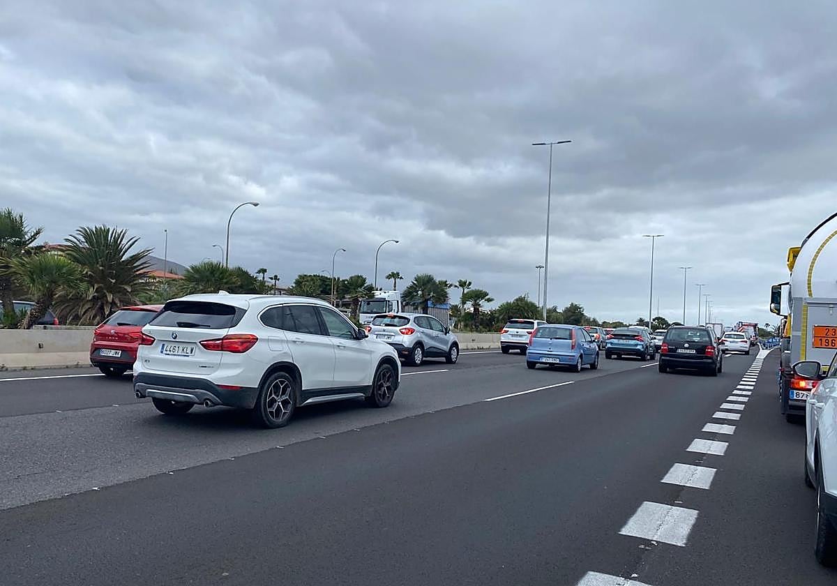 Tres accidentes en menos de media hora colapsan la GC-1 en Gran Canaria durante la hora punta