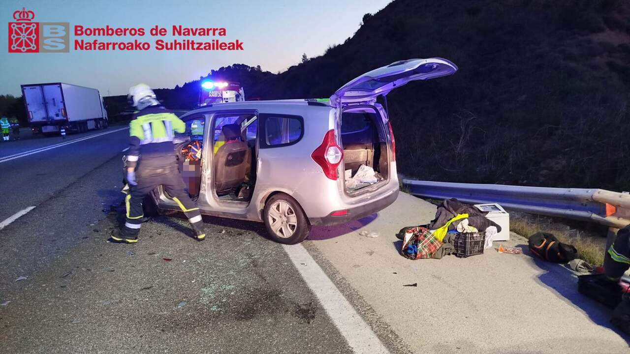 Tres heridos leves en colisión entre coche y camión en Pueyo