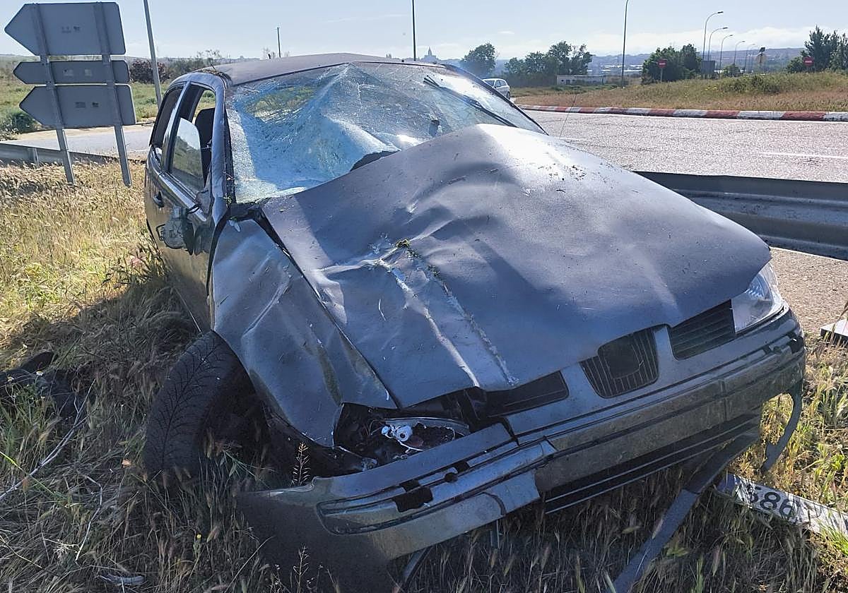 Tres jóvenes heridos en accidente de tráfico en Salamanca: suceso registrado en la rotonda de MercaSalamanca