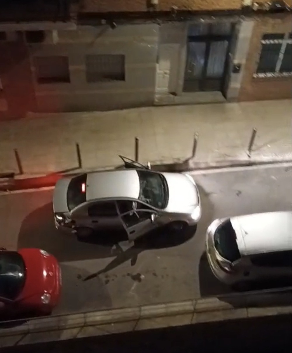 Arrolla ocho vehículos marcha atrás en el paseo de la Rosa