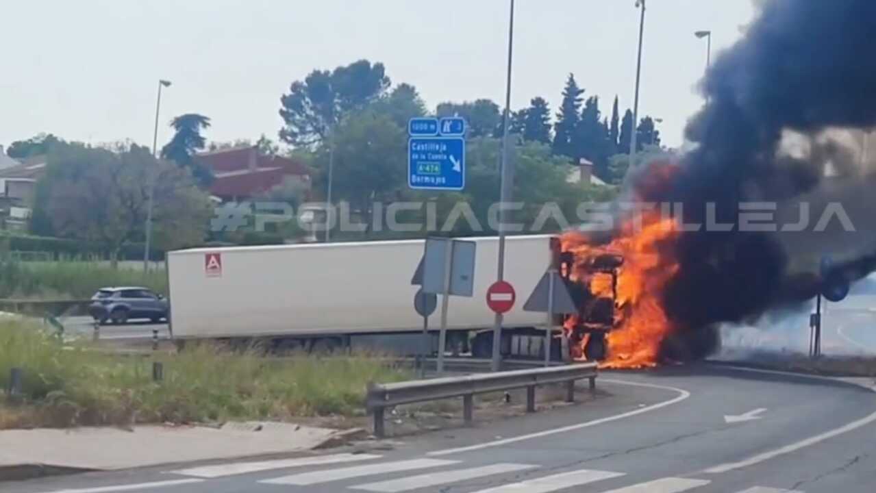Sale ardiendo un camión en la A-49 y provoca kilómetros de retenciones